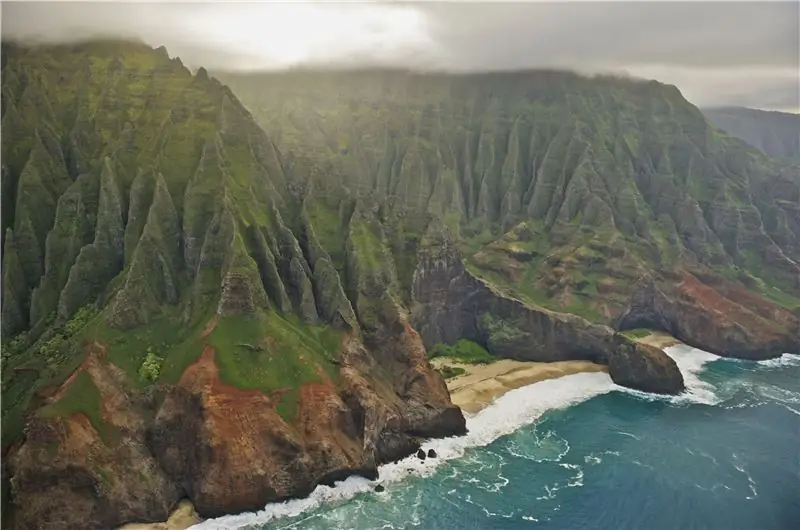 Hawaii Tus Thawj Kav Tebchaws Hais kom cov neeg ncig tebchaws nyob hauv tsev thaum muaj tus kabmob COVID-19 nce ntxiv