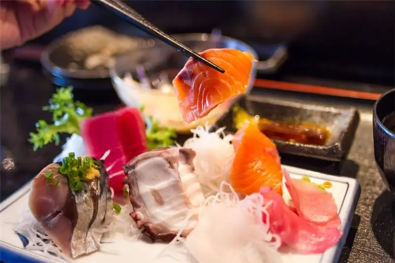 Assiette de poisson cru sashimi traditionnel au Japon